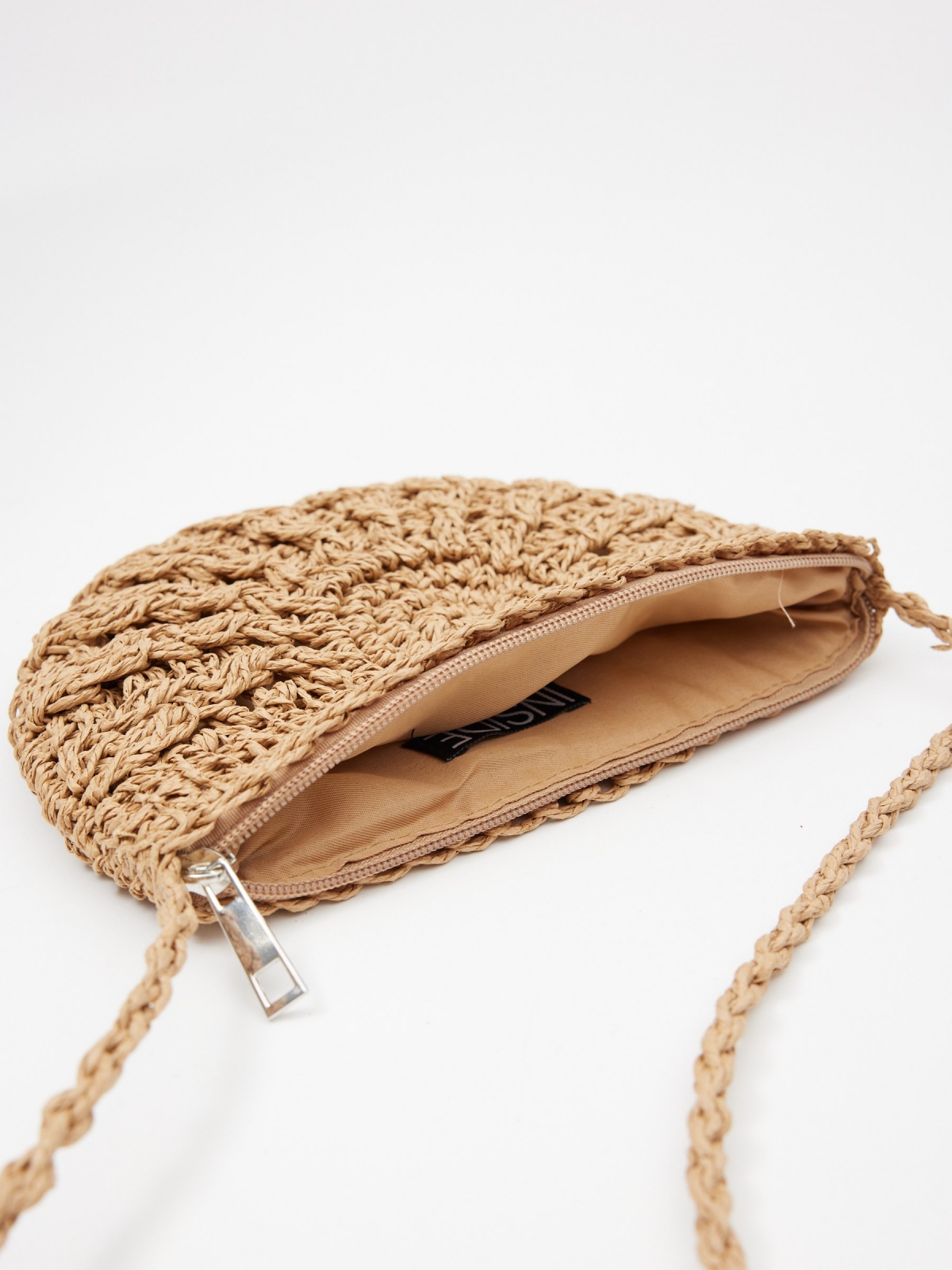 Bolso de fibra media luna camel vista detalle