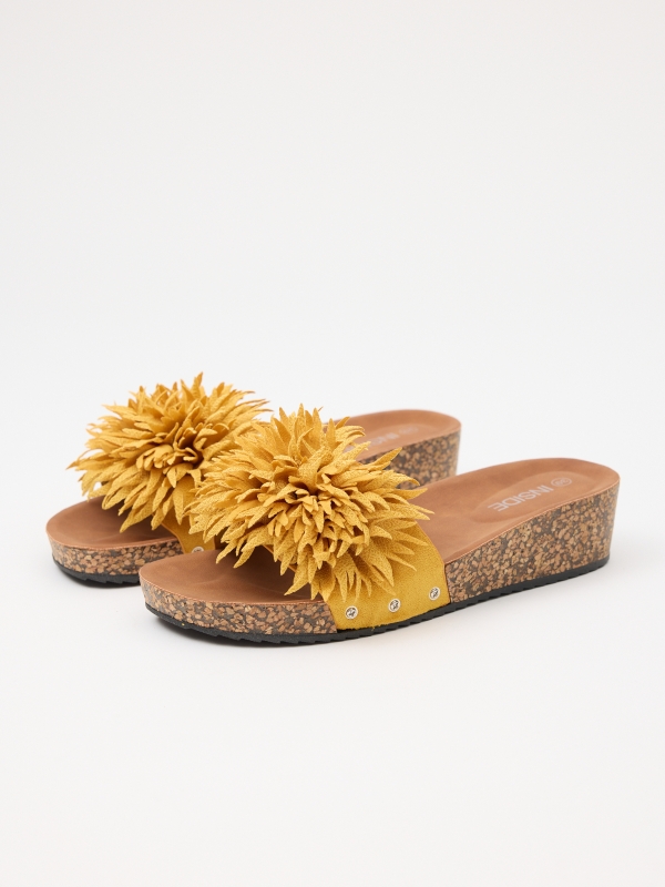 Wedge shovel with flower strip mustard 45º front view