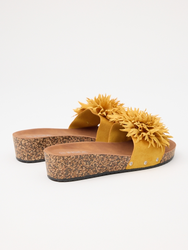 Wedge shovel with flower strip mustard 45º back view