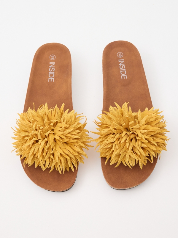 Cuña pala tira con flor mostaza vista detalle