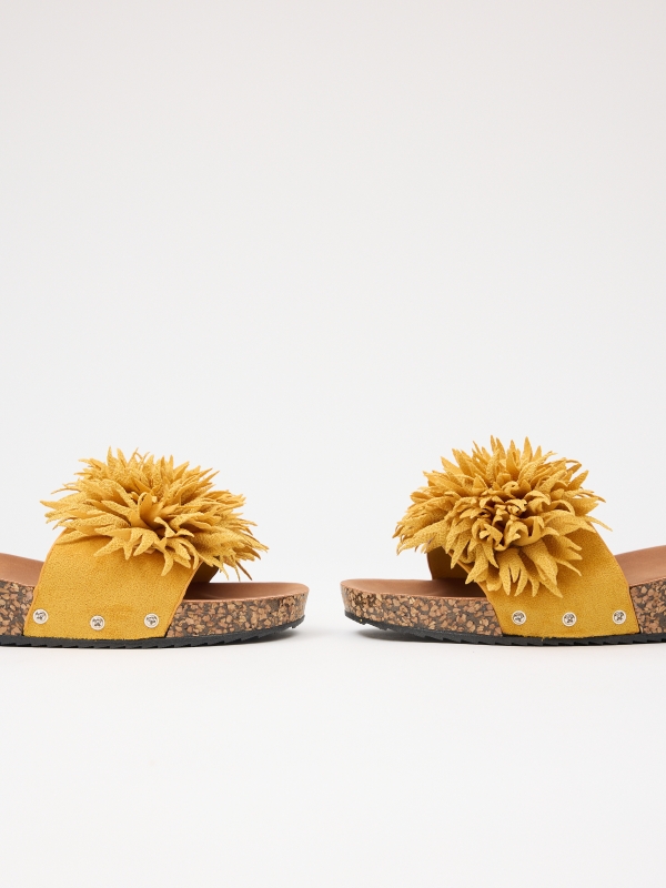 Cunha com flor mostarda vista detalhe