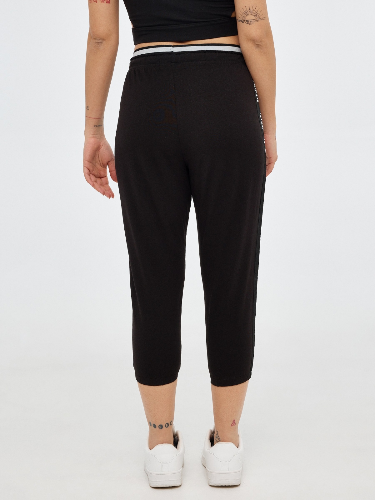 Pantalón jogger RESPON negro vista media trasera