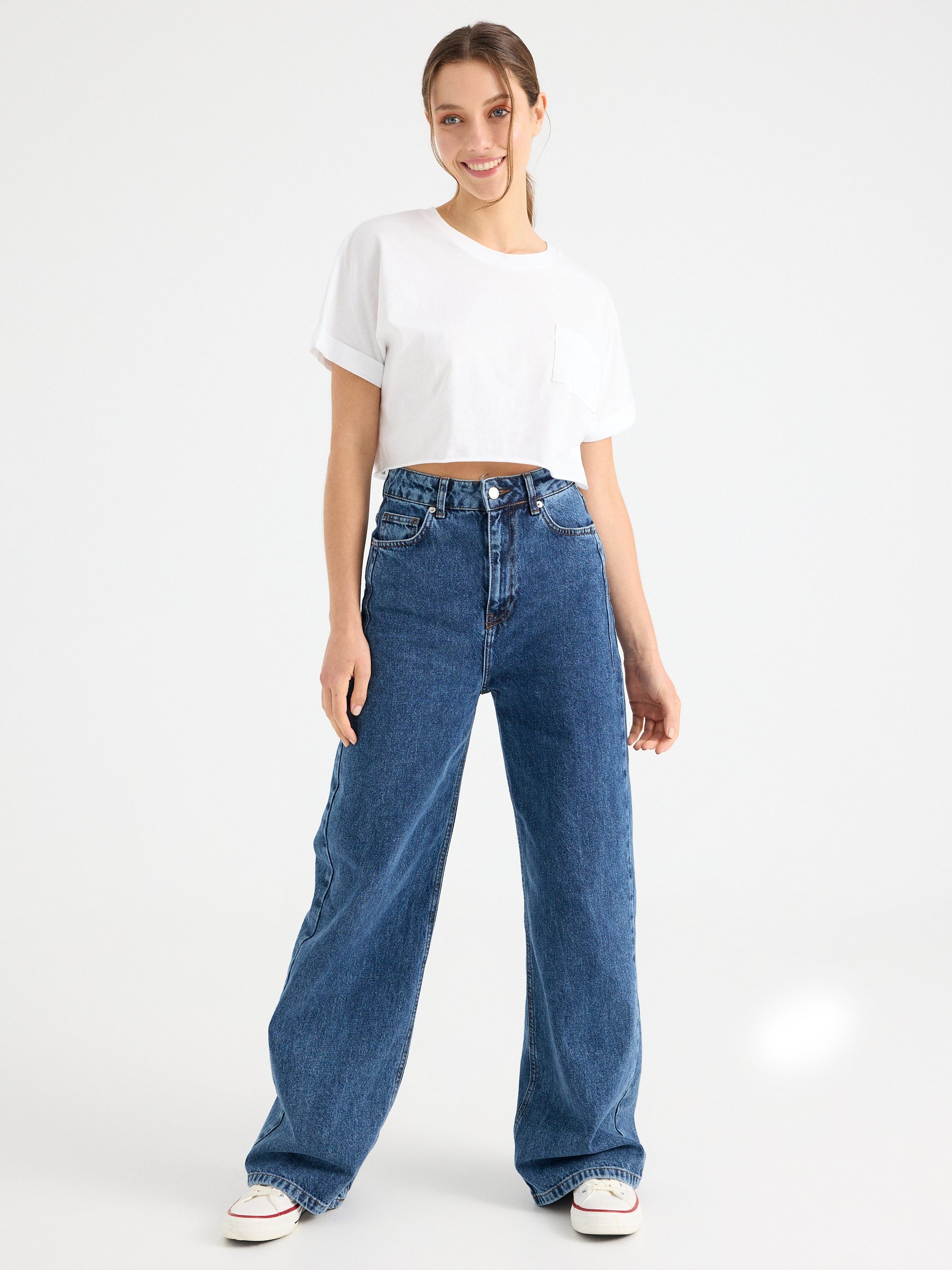 Cropped pocket t-shirt white middle front view