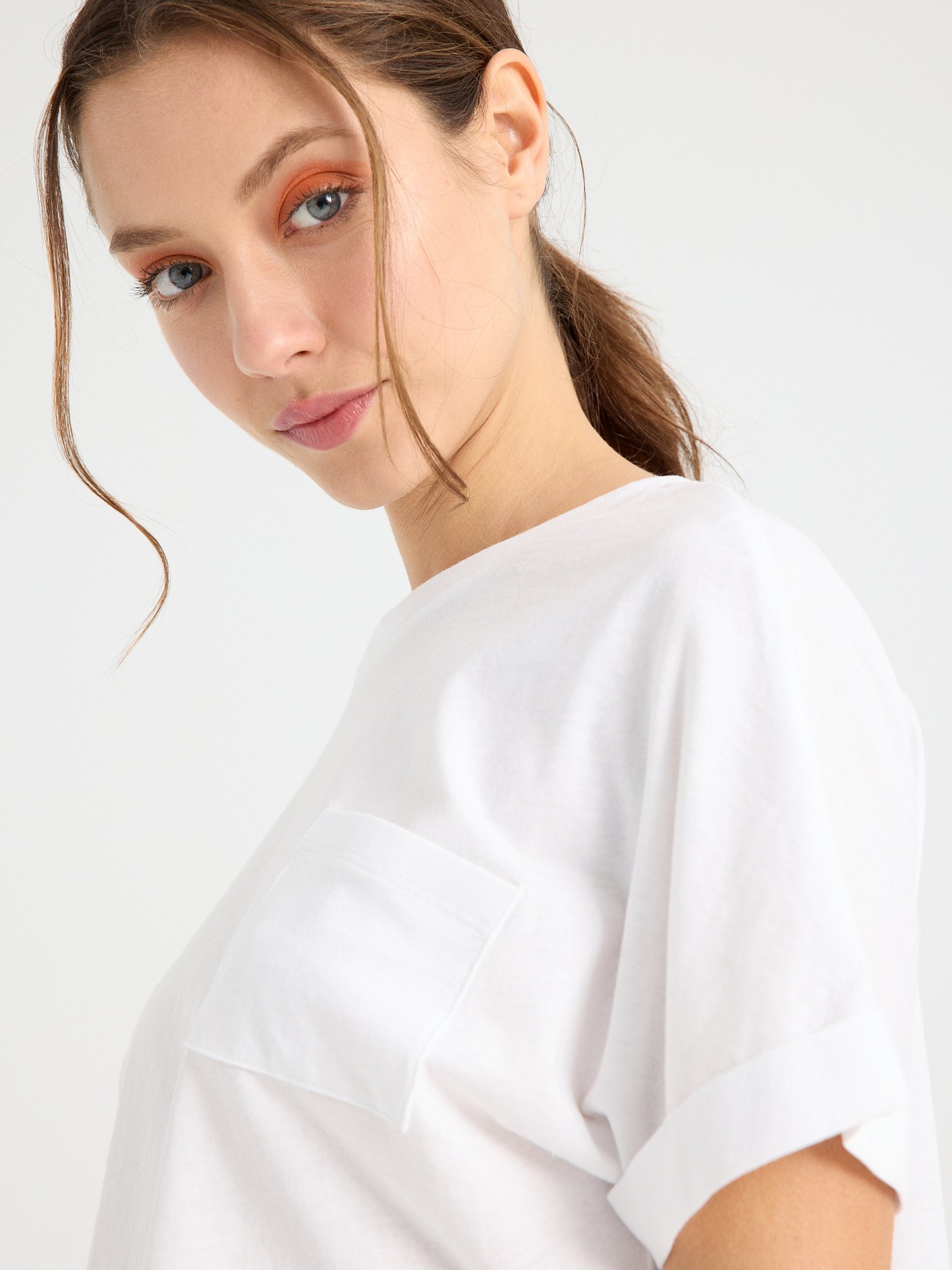 Cropped pocket t-shirt white middle front view