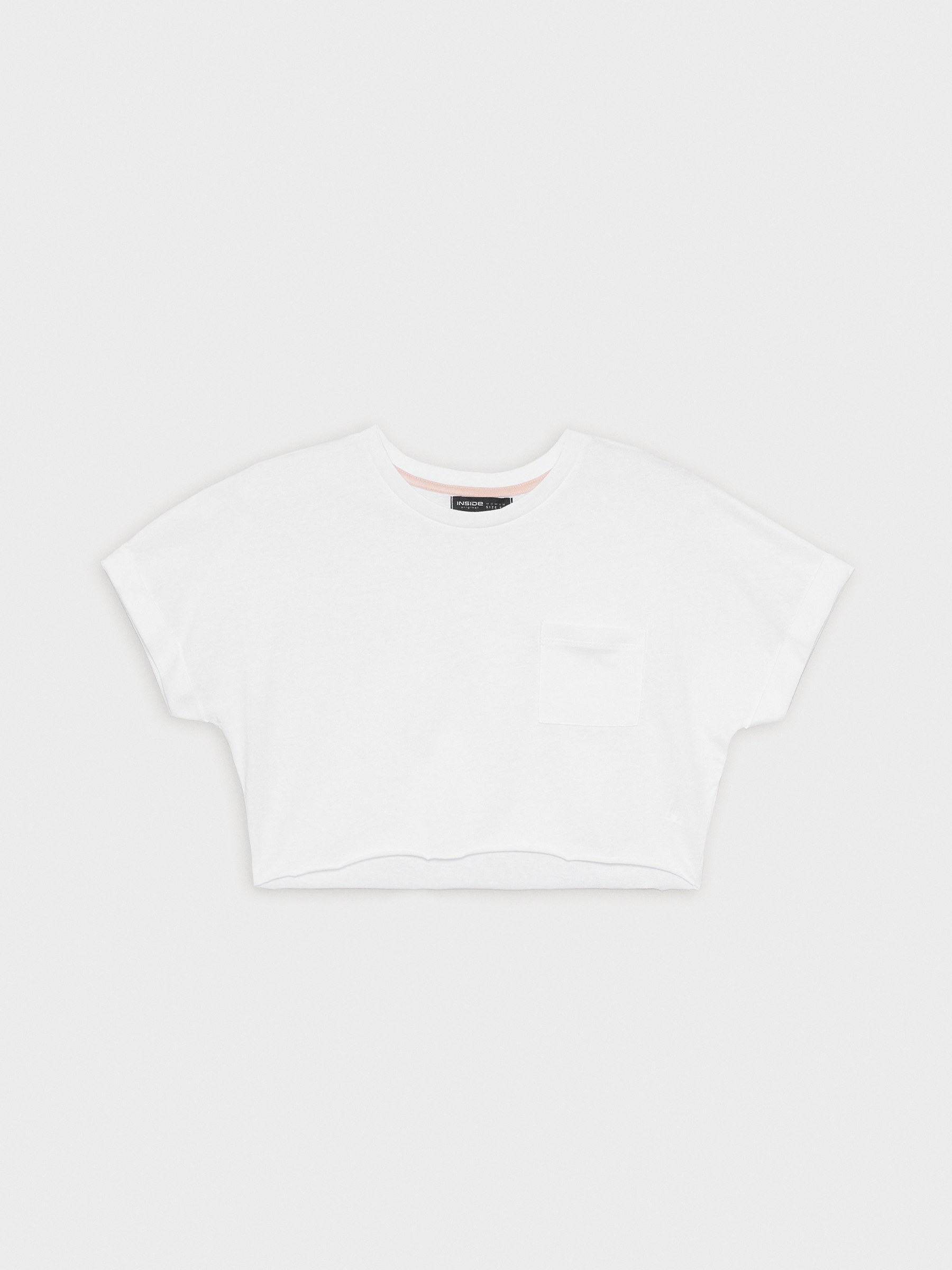Camiseta cropped bolsillo blanco vista media frontal
