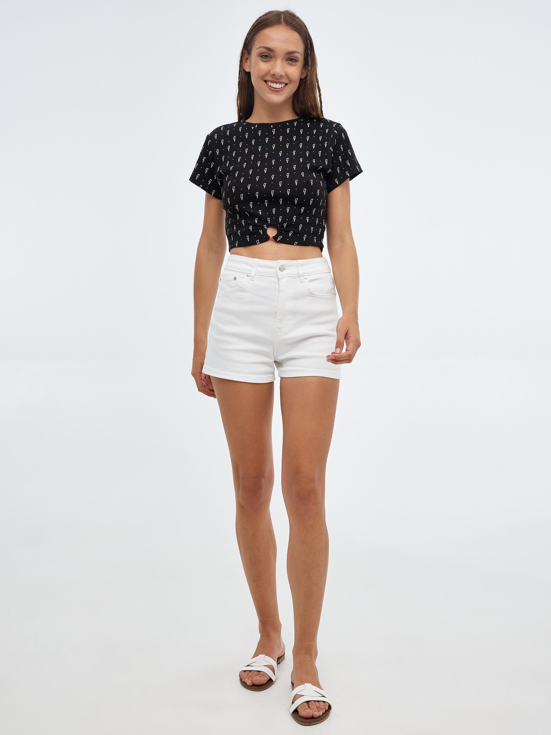 Camiseta crop con anilla print negro vista media frontal