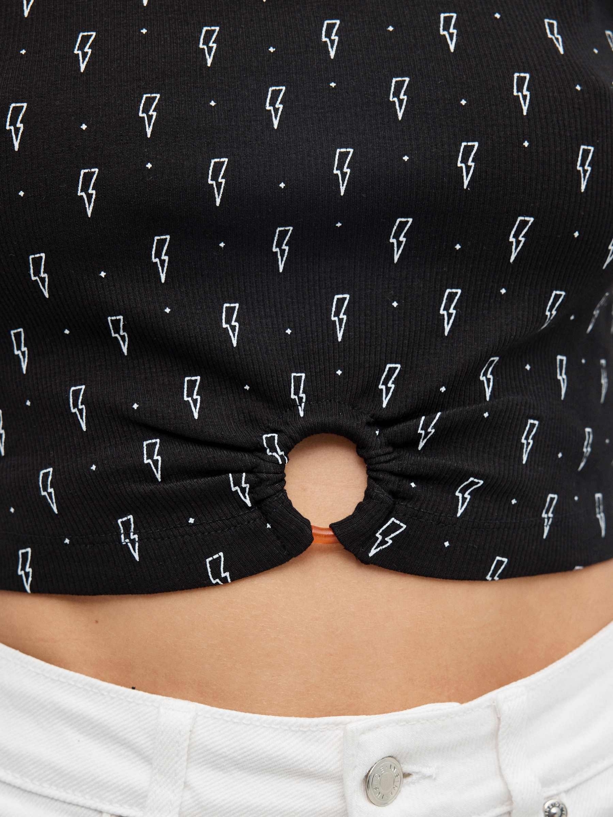 Crop T-shirt with print ring black detail view