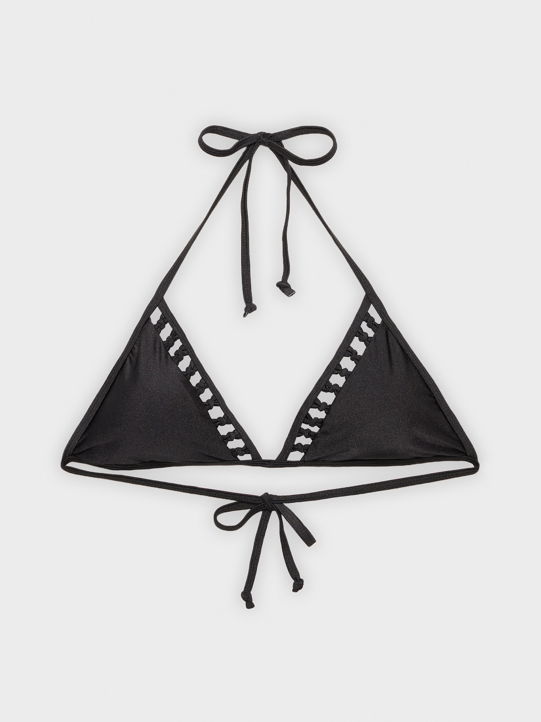 Top de bikini com nós preto vista meia frontal