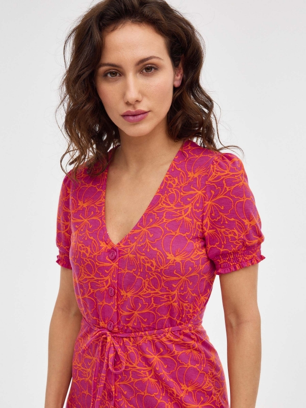 Vestido Midi Print con cinturon magenta primer plano