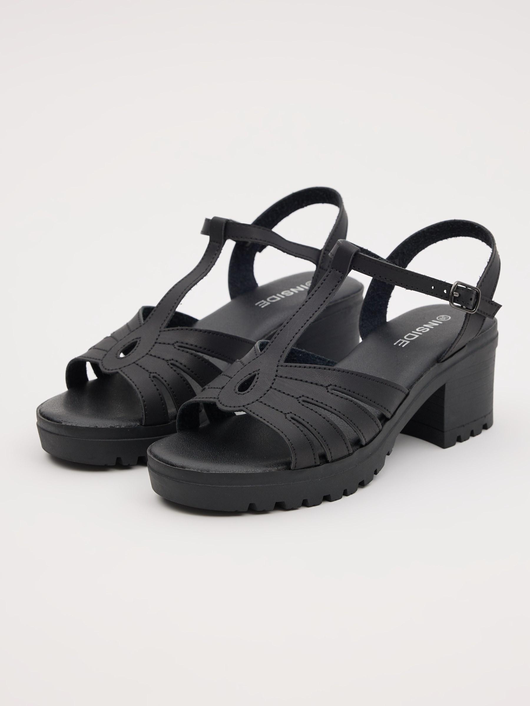 Strappy sandal with straps black
