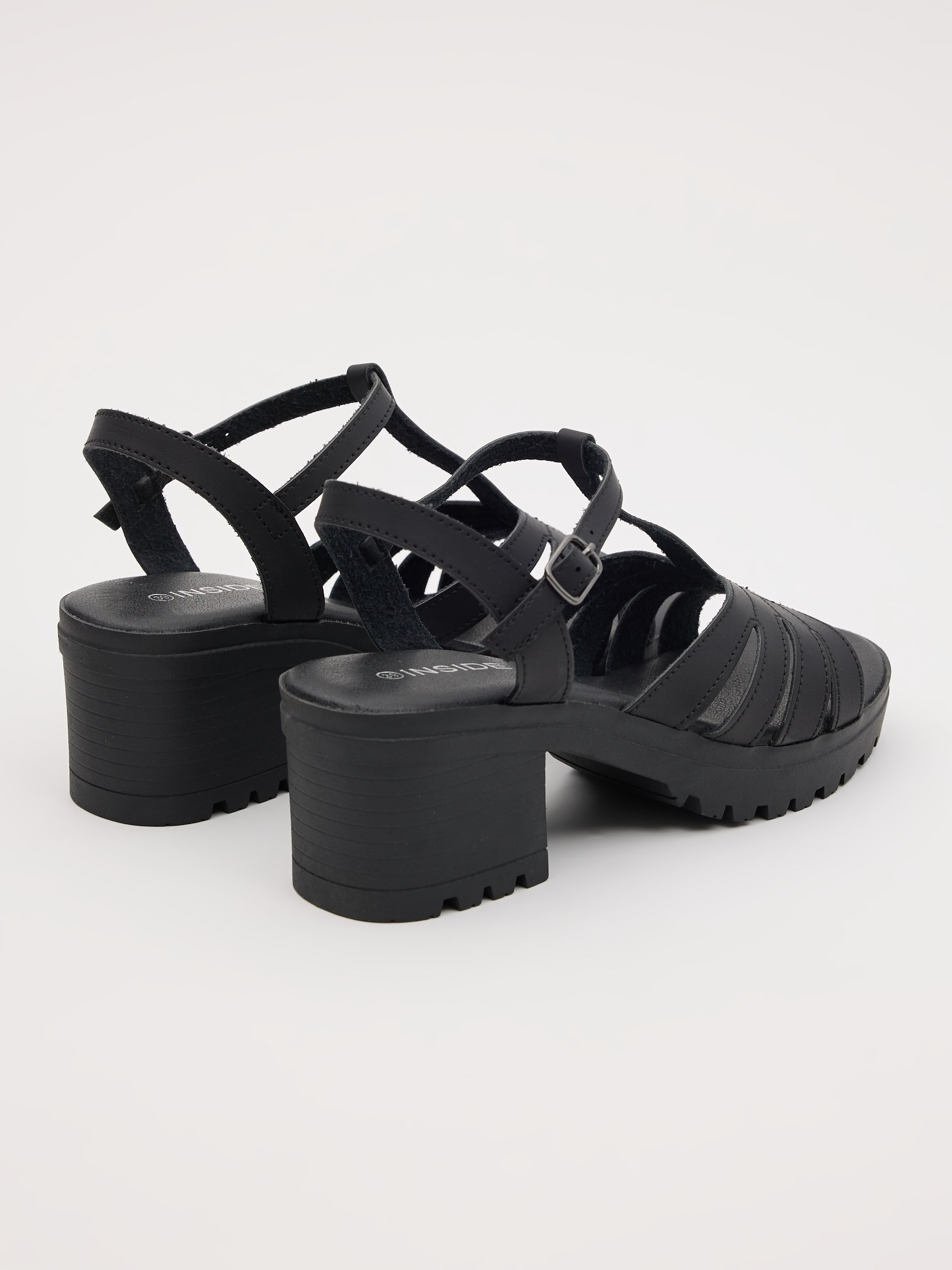 Strappy sandal with straps black