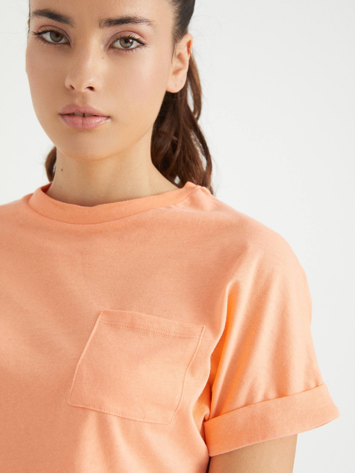 Camiseta de bolso recortada laranja vista detalhe