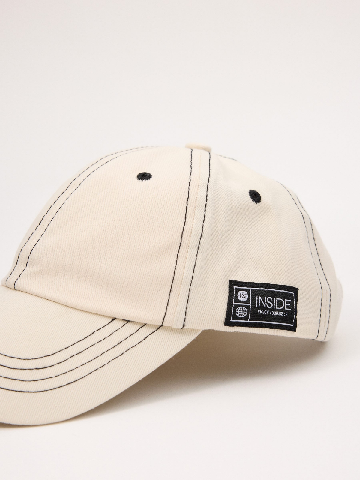 Gorra baseball logo beige vista detalle