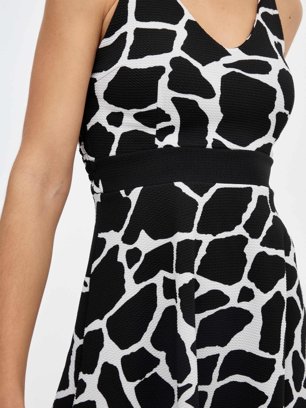 Mini vestido estampado branco vista detalhe