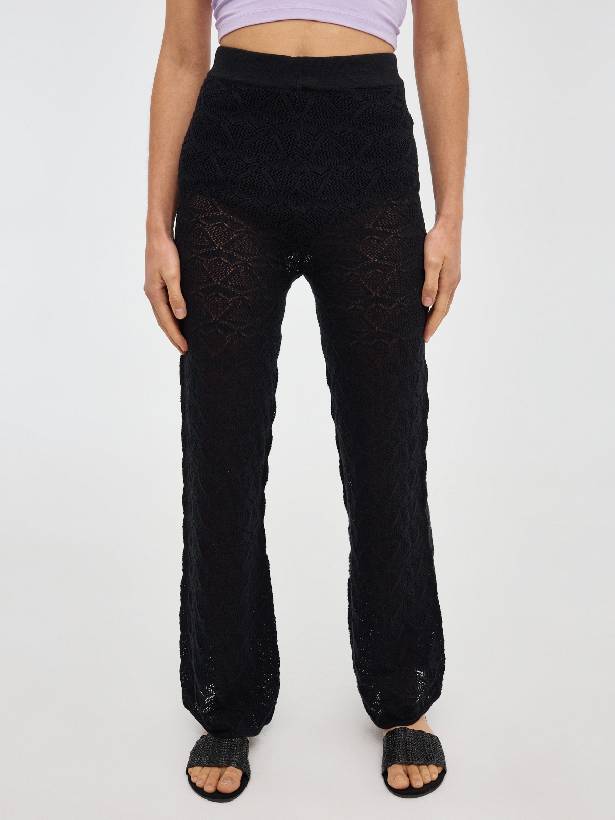 Pantalón flare de crochet negro vista media frontal