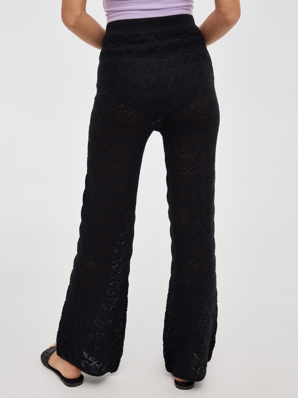 Pantalón flare de crochet negro vista media trasera