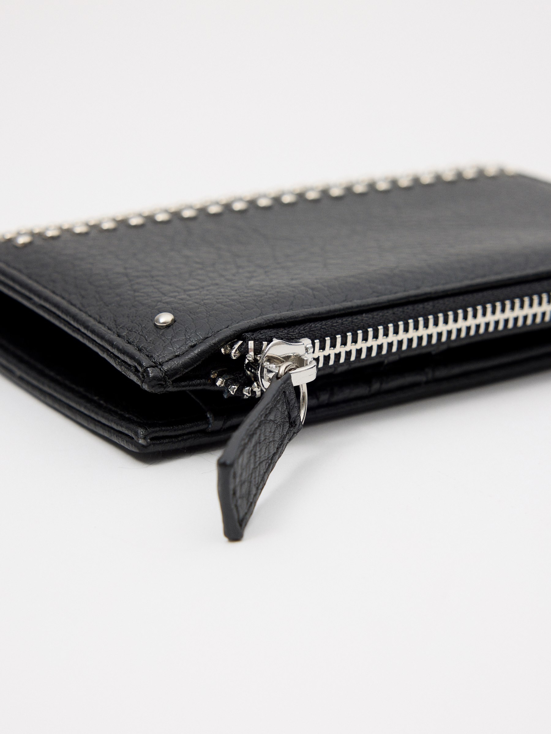 Carteira preta com tachas preto