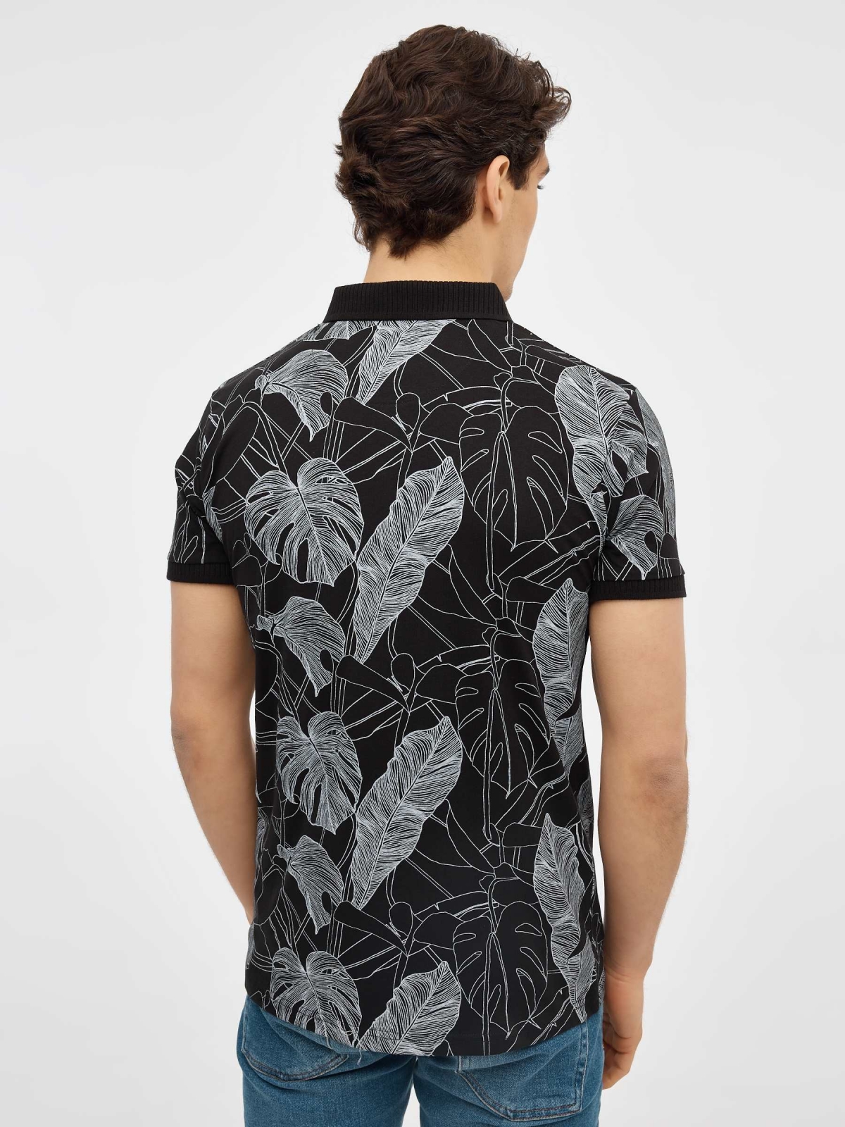 Polo estampado floral negro vista media trasera