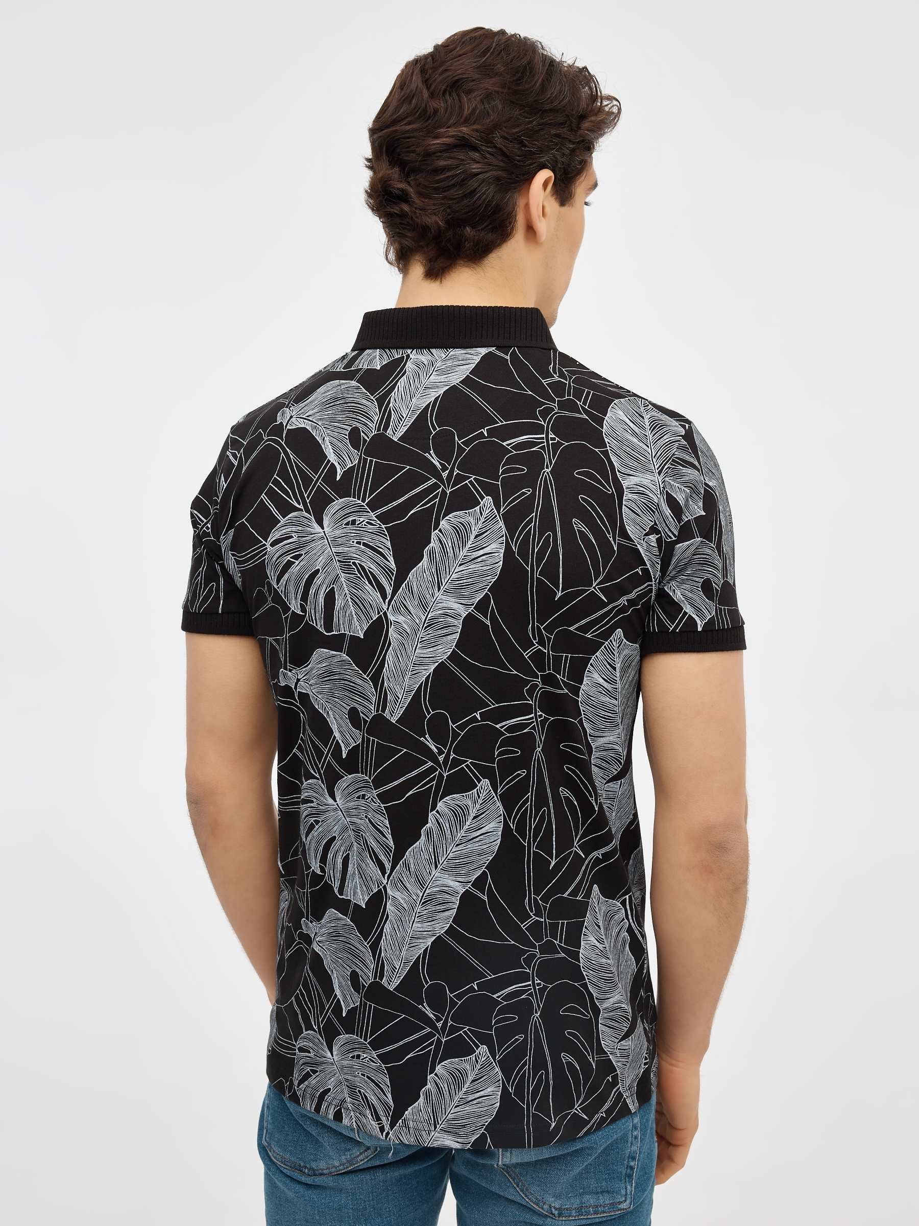 Polo estampado floral negro vista media frontal
