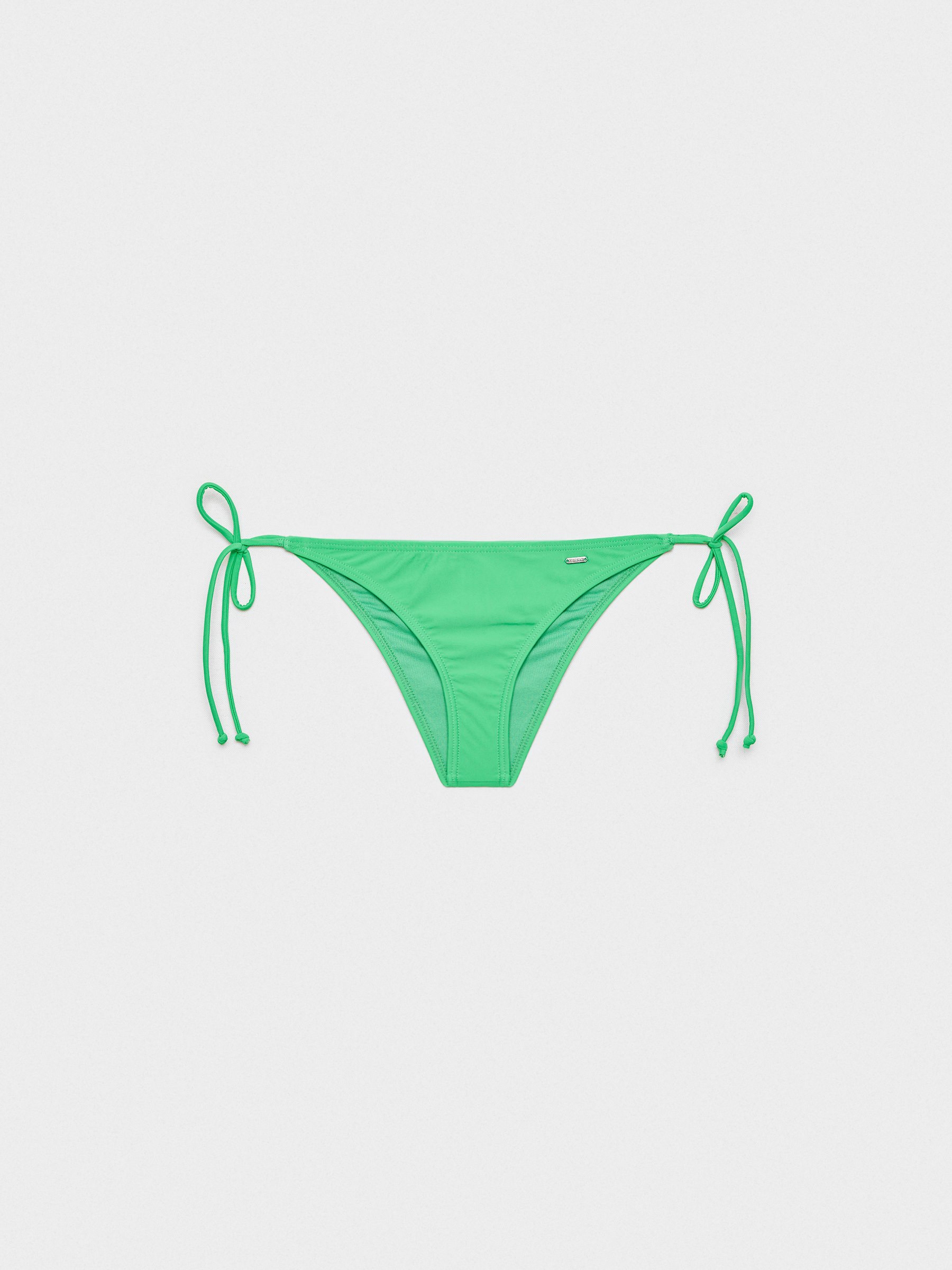  Cueca biquíni com nó verde vista frontal