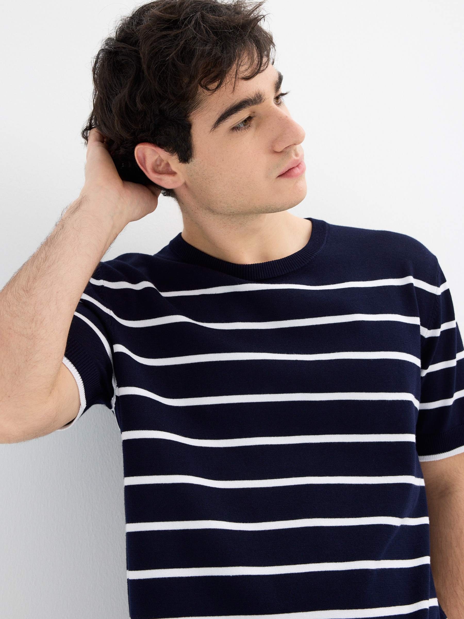 Camiseta de manga curta listrada azul marinho vista meia frontal