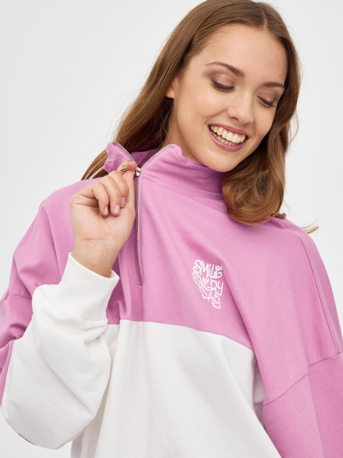 Sudadera contrastes cremallera morado vista detalle