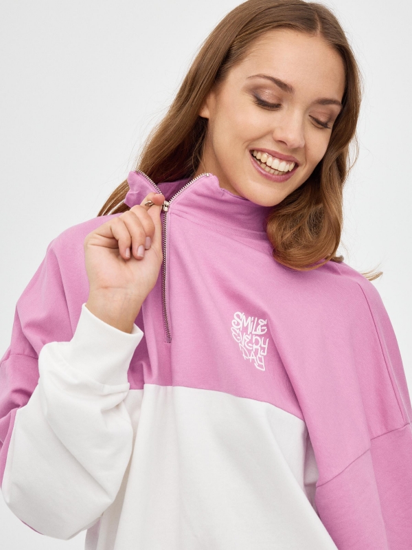 Sudadera contrastes cremallera morado vista detalle