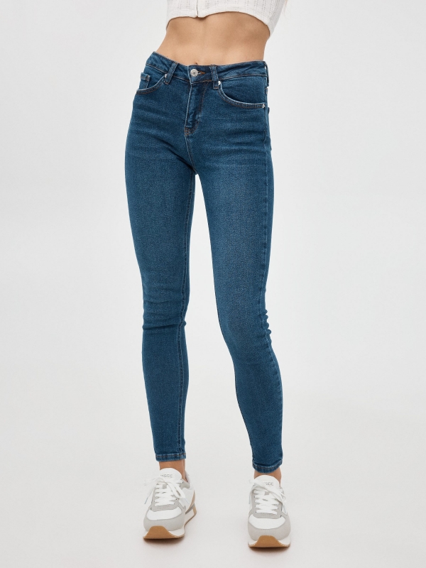Jeans skinny tiro medio azul vista media frontal