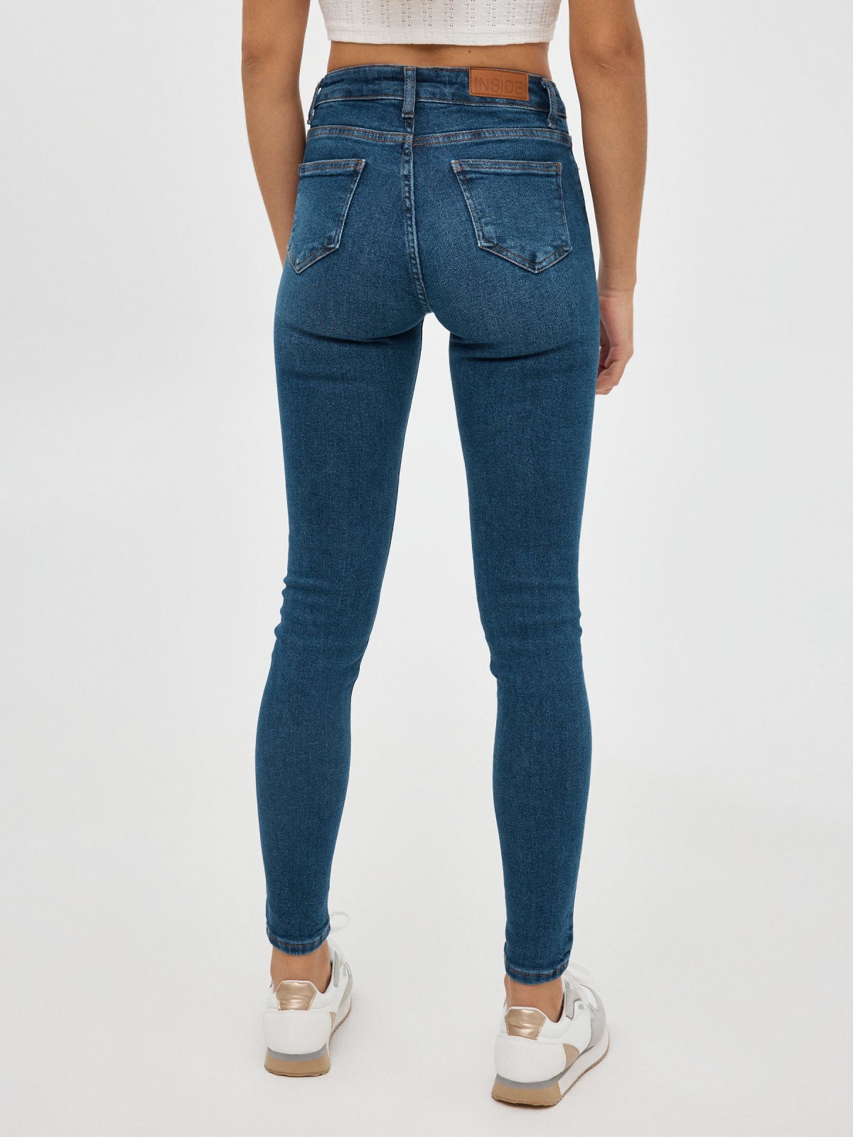 Jeans skinny de meia altura azul vista meia traseira