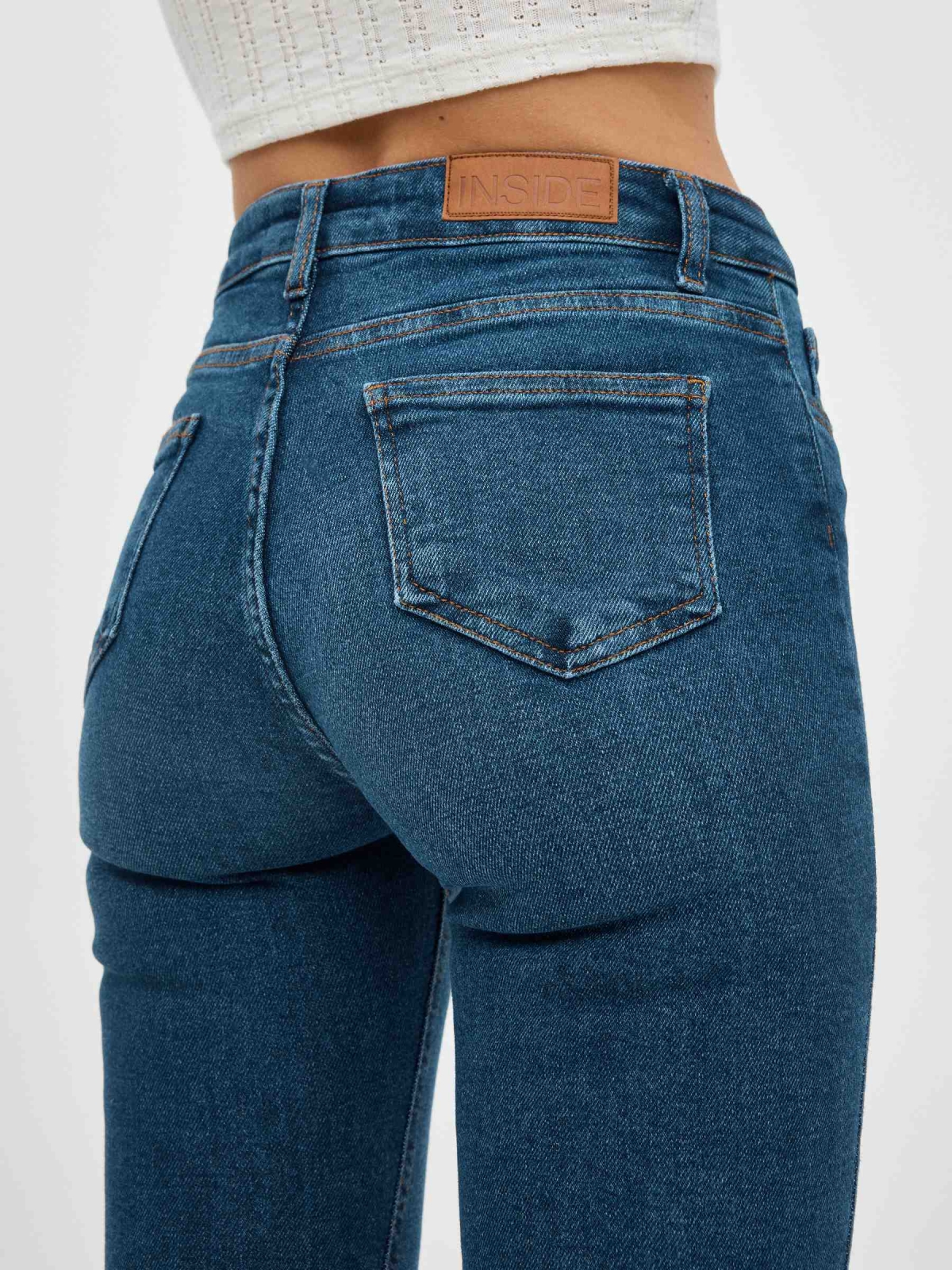 Jeans skinny de meia altura azul vista detalhe