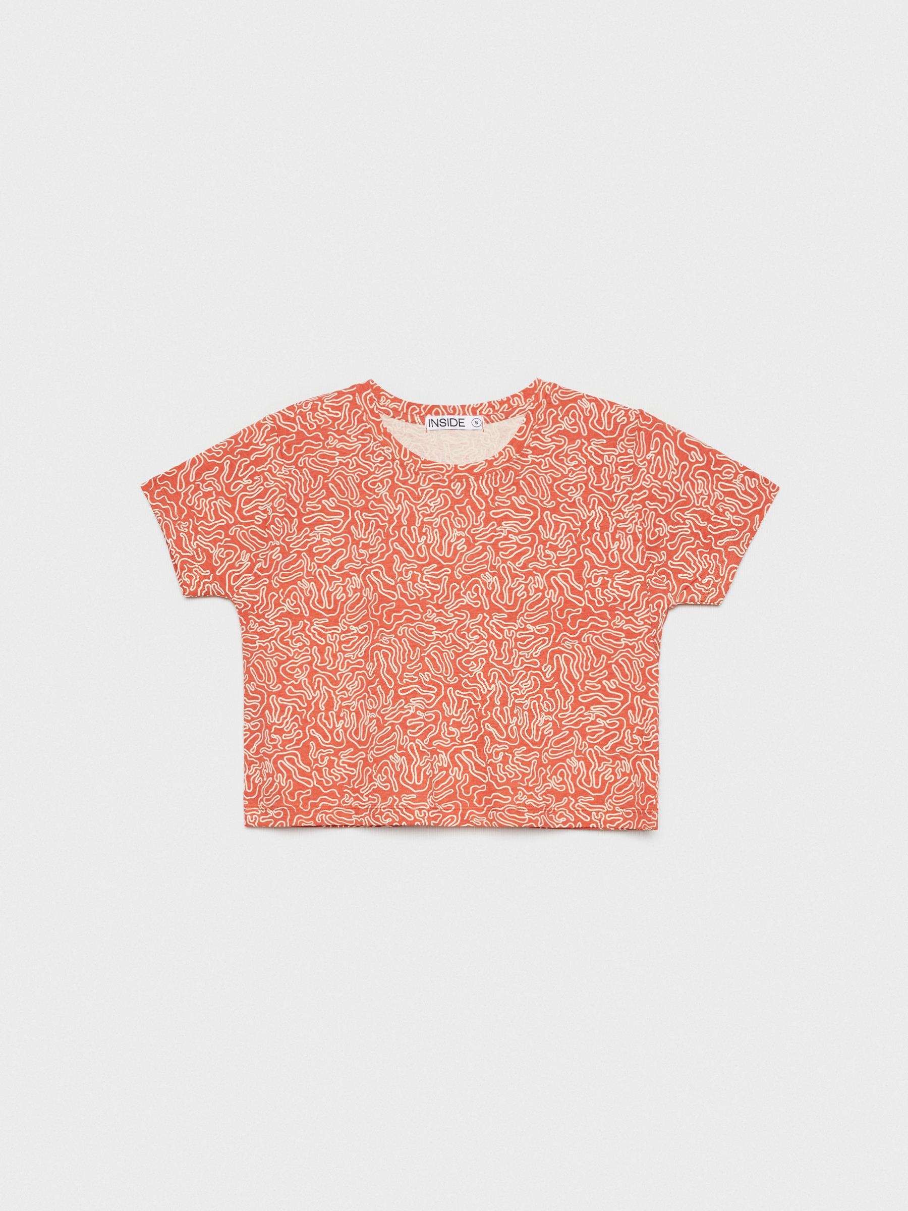 T-shirt crop impressa all over terracota vista meia frontal