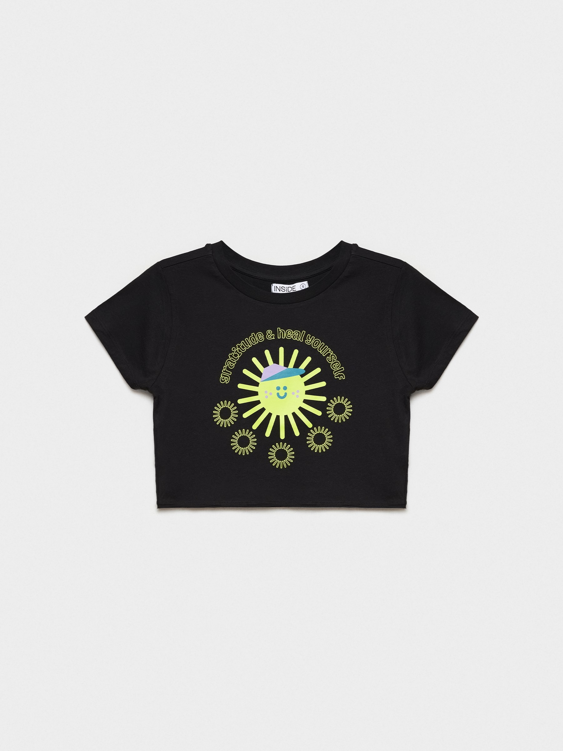 Camiseta crop morada negro vista media frontal