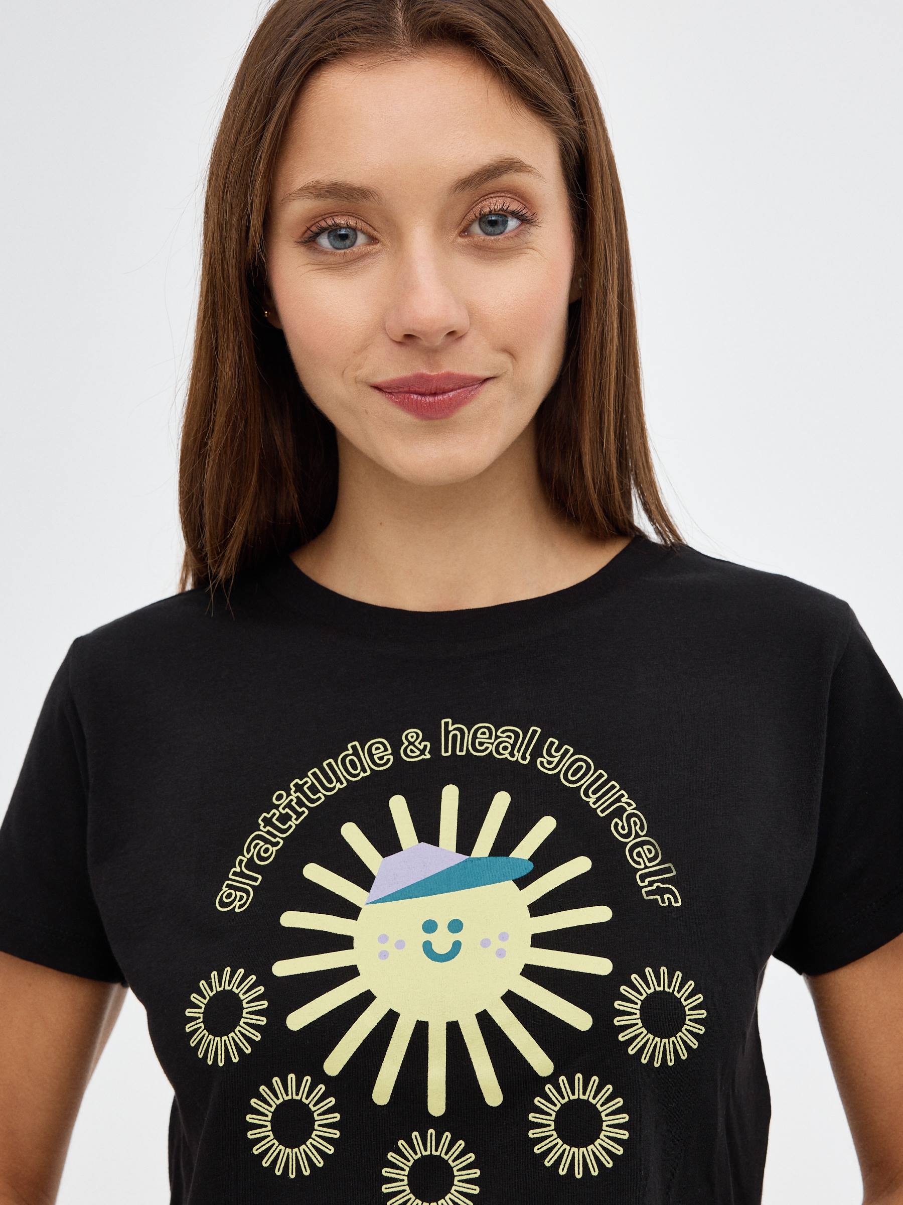 Camiseta crop morada negro vista media frontal