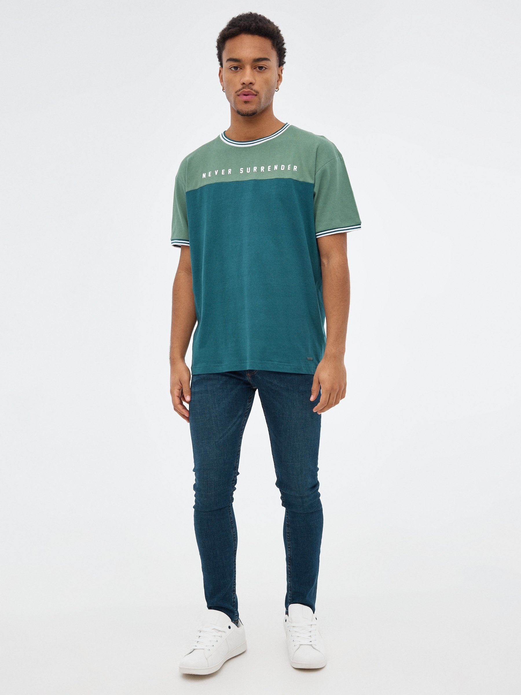 T-shirt com costela contrastante verde vista meia frontal