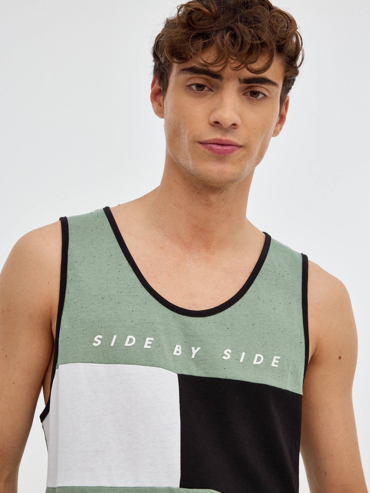 Camiseta Side by Side verde vista detalle