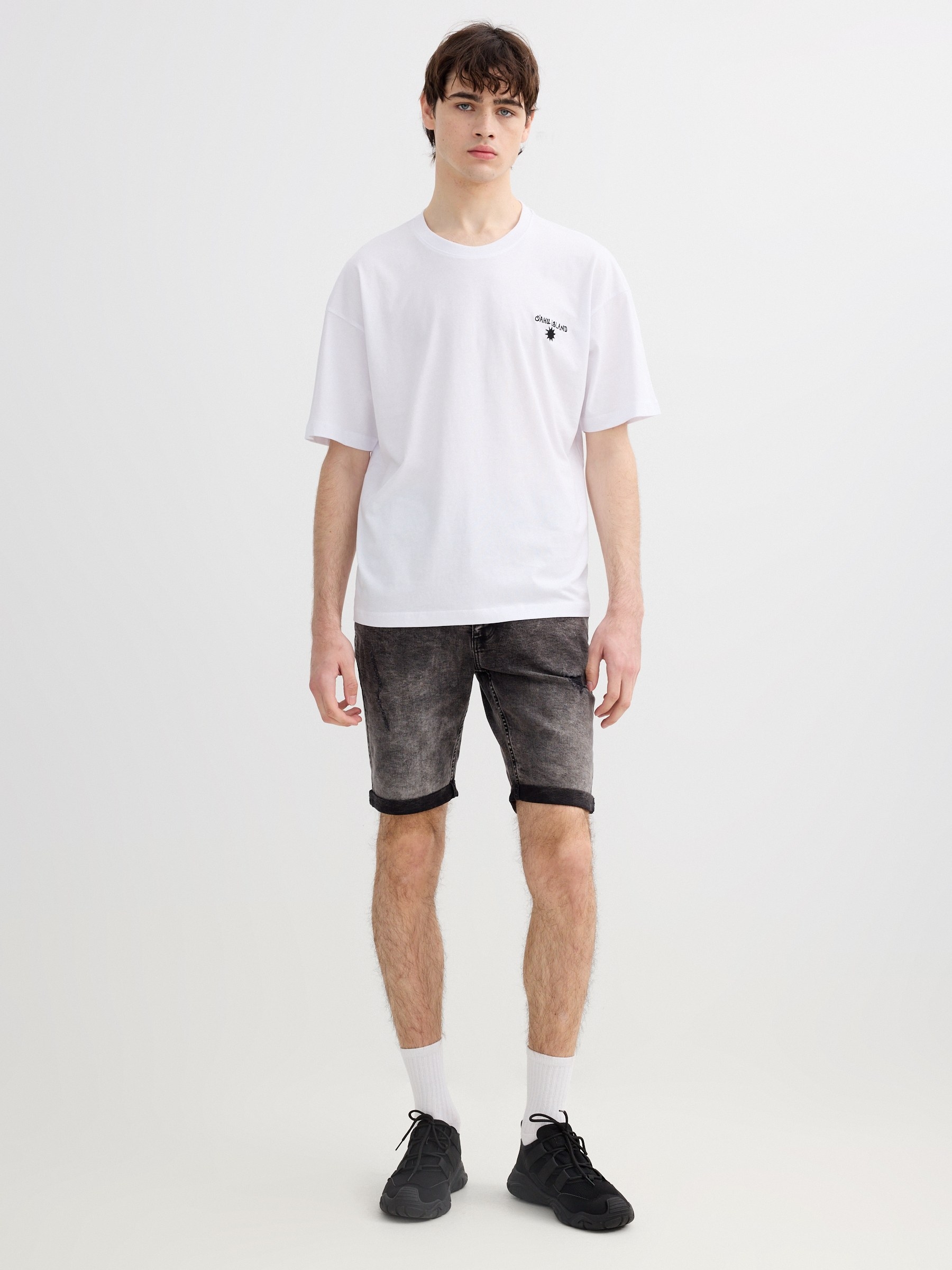 Bermuda jeans skinny com rasgos preto vista meia frontal