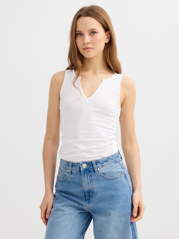 Camiseta sin mangas con botones blanco vista media frontal