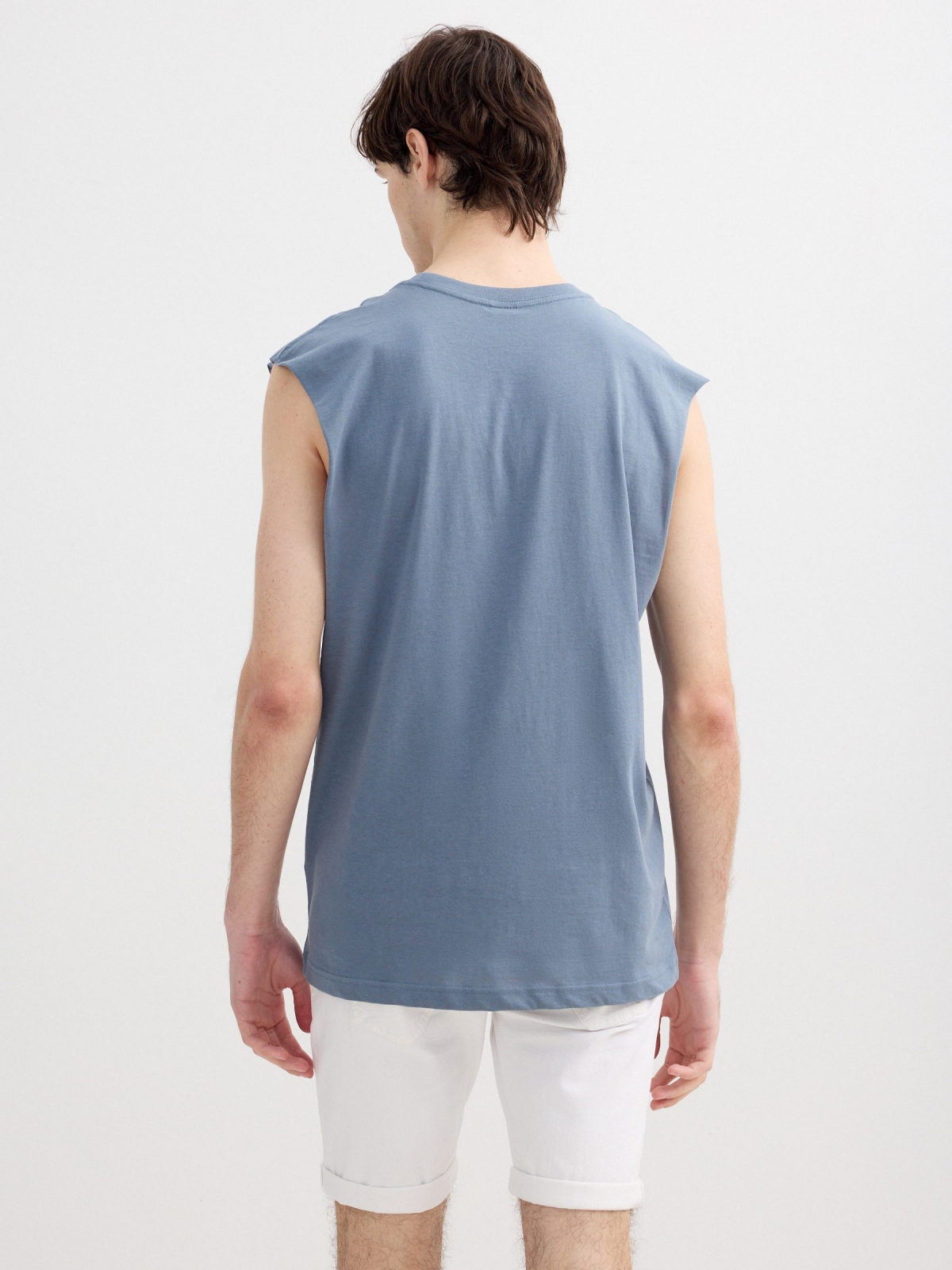 Camiseta básica sin mangas gris vista media trasera