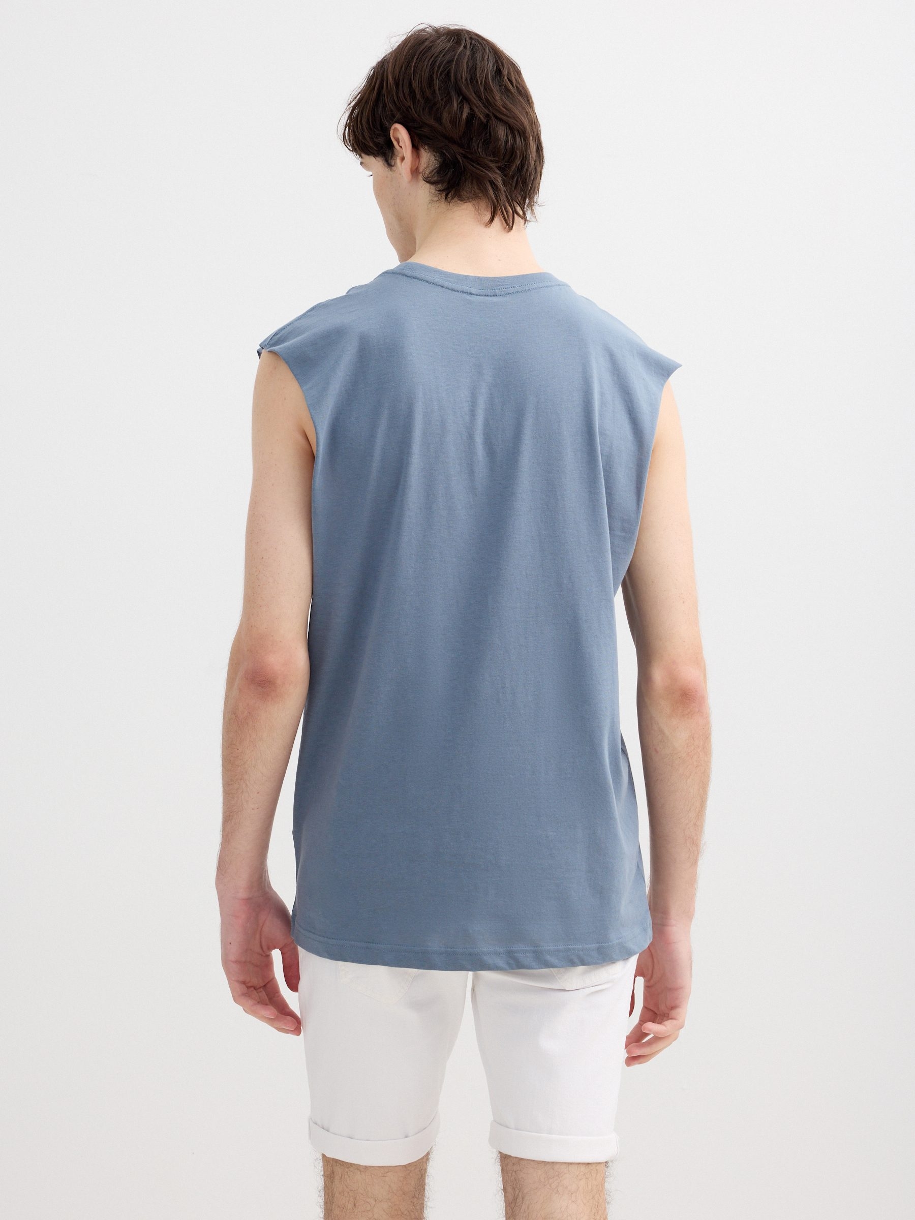 Camiseta básica sin mangas gris vista media frontal