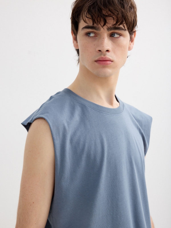 Camiseta básica sin mangas gris vista detalle