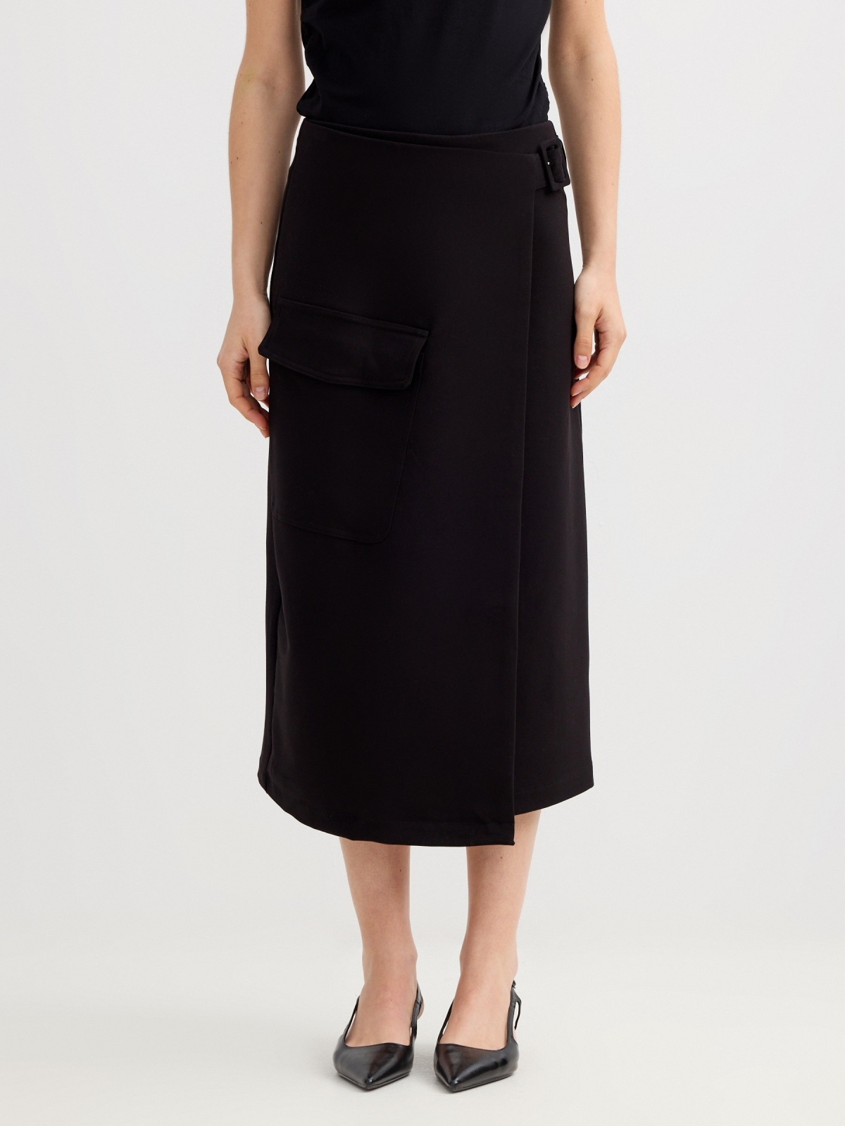 Falda midi cruzada negro vista media trasera