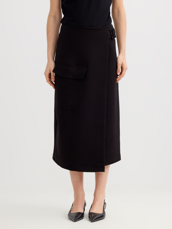 Falda midi cruzada negro vista media trasera