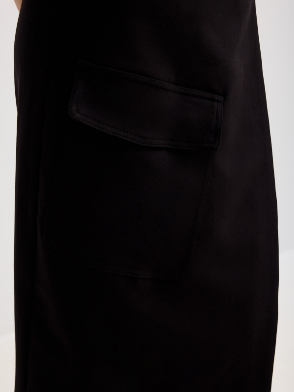 Falda midi cruzada negro vista detalle