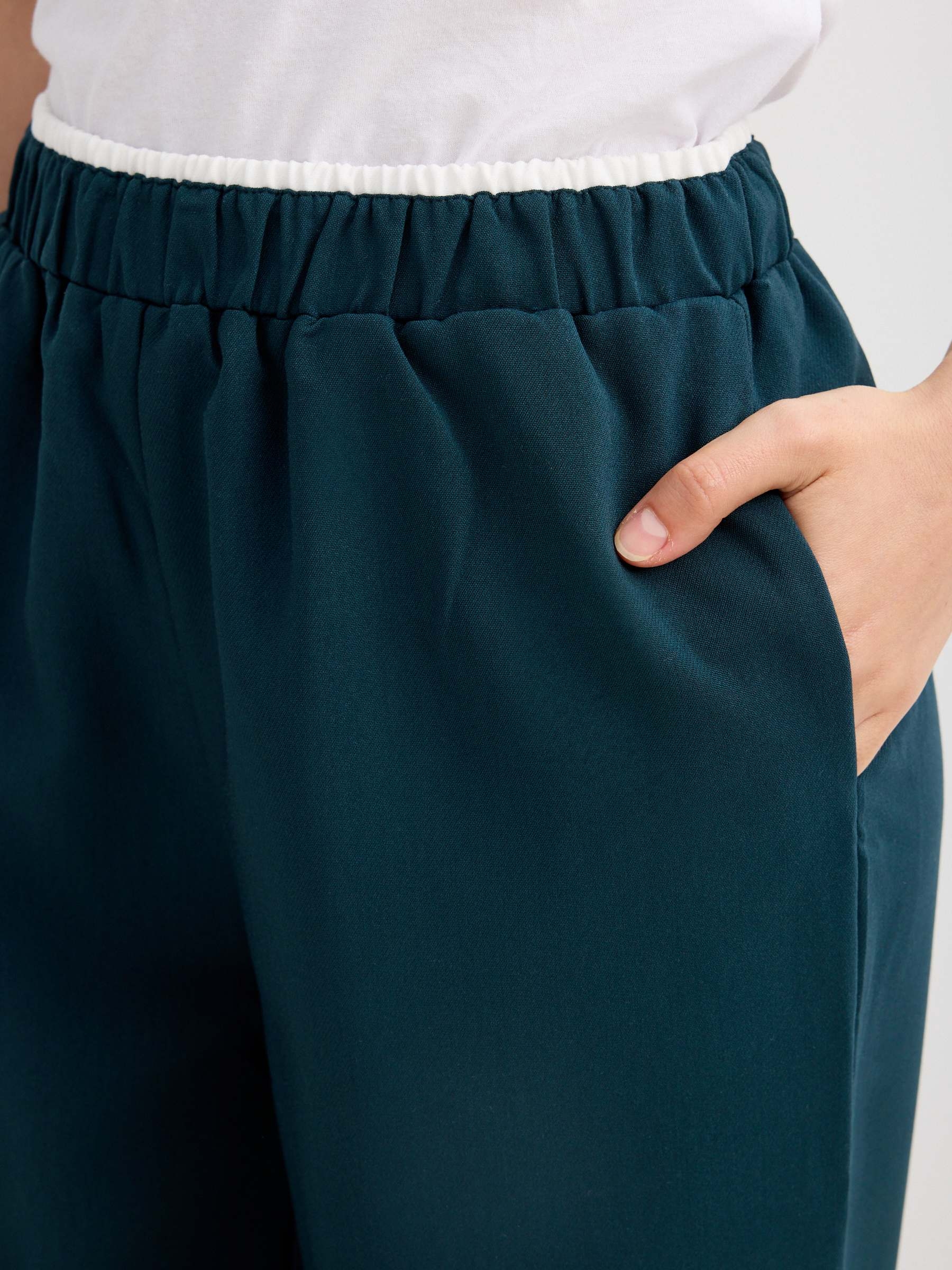 Calça fluida wide leg verde escuro vista geral frontal