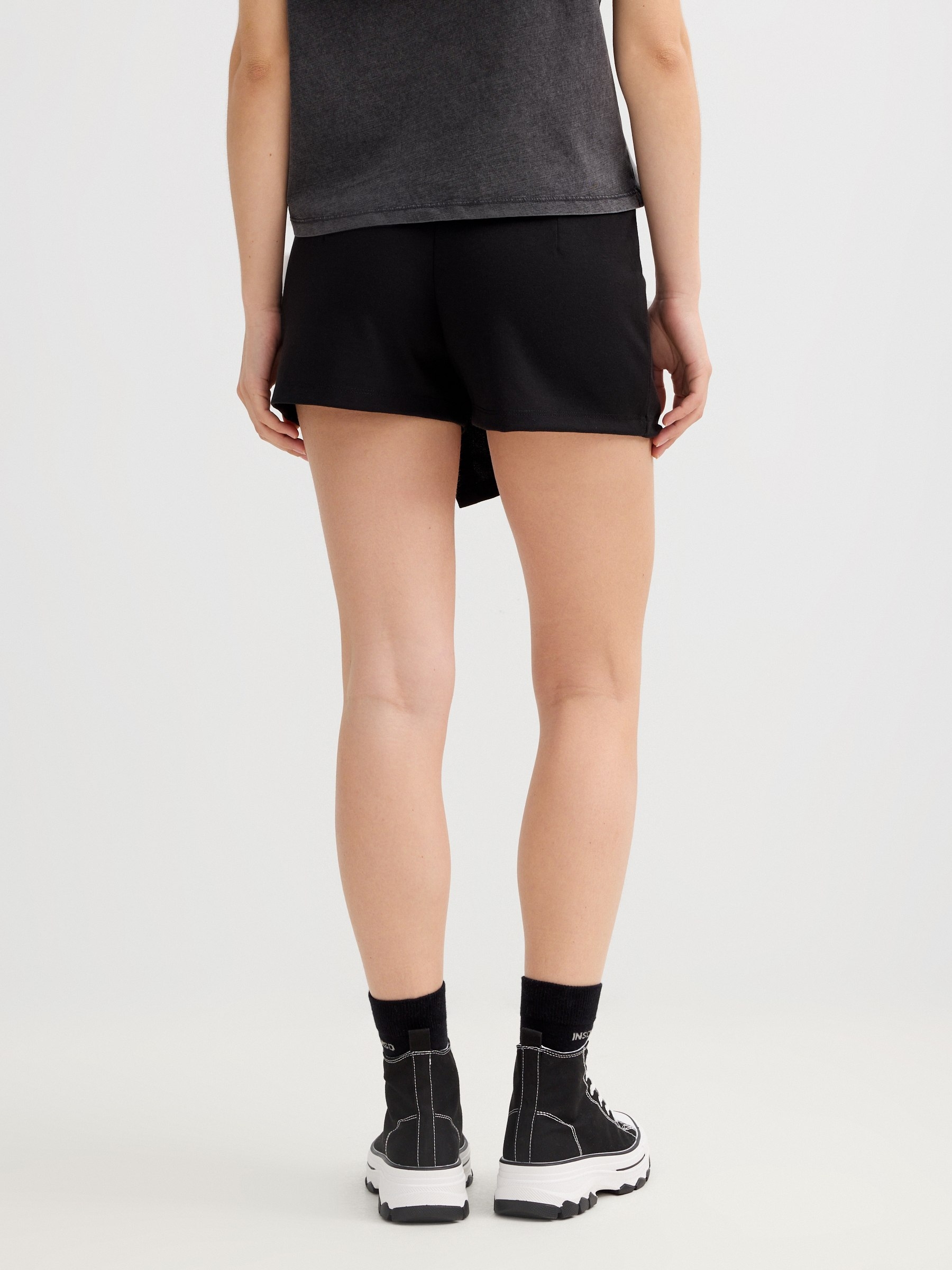 Falda pantalón hebilla metálica negro vista media frontal