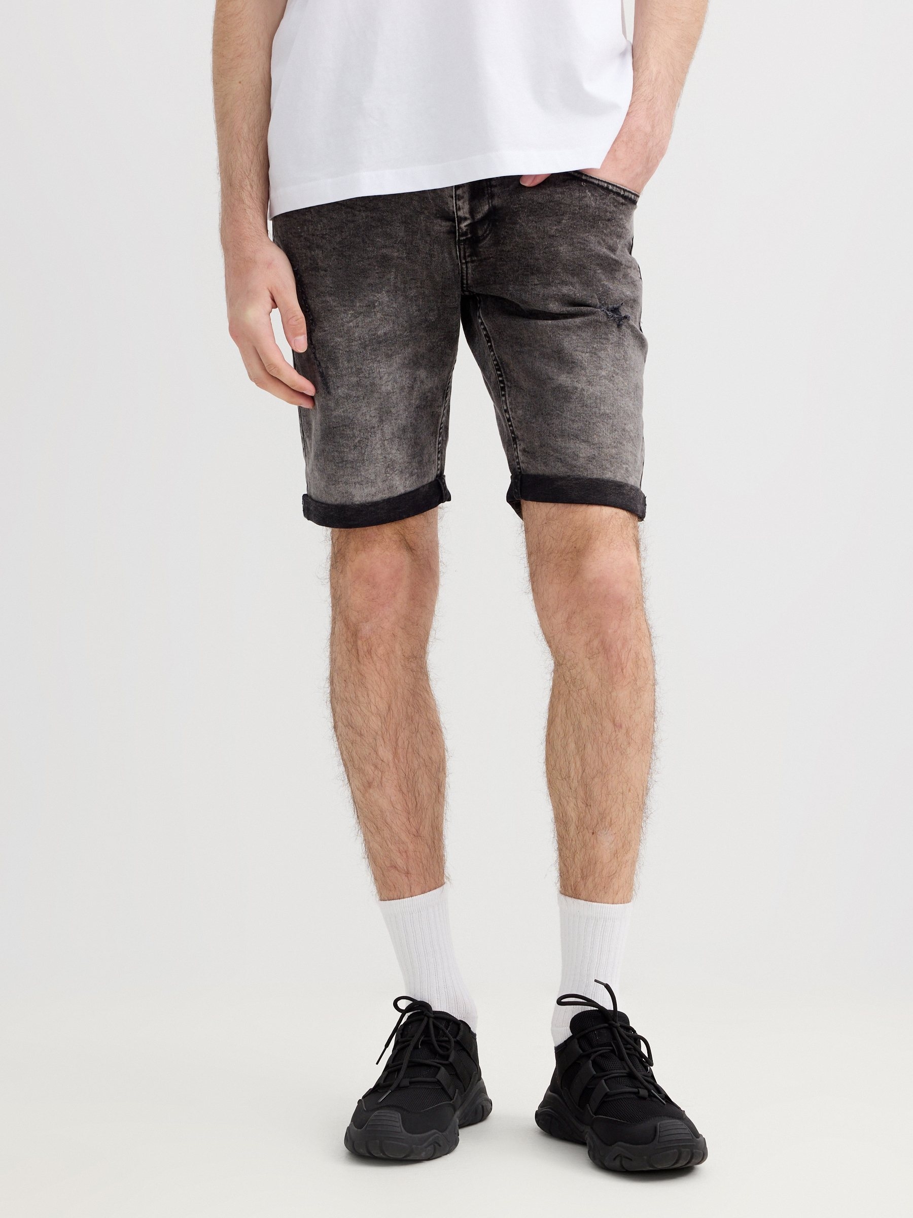 Bermuda jeans skinny com rasgos preto vista meia frontal