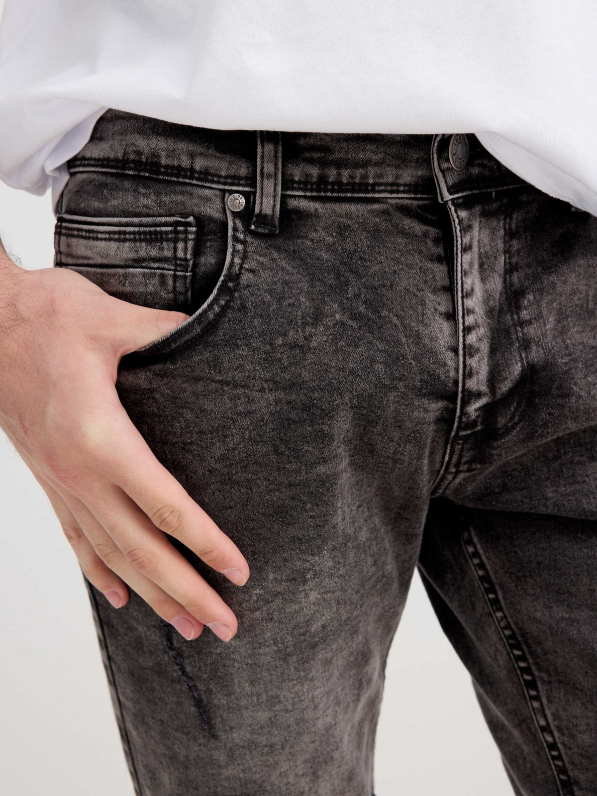 Bermuda jeans skinny com rasgos preto vista detalhe