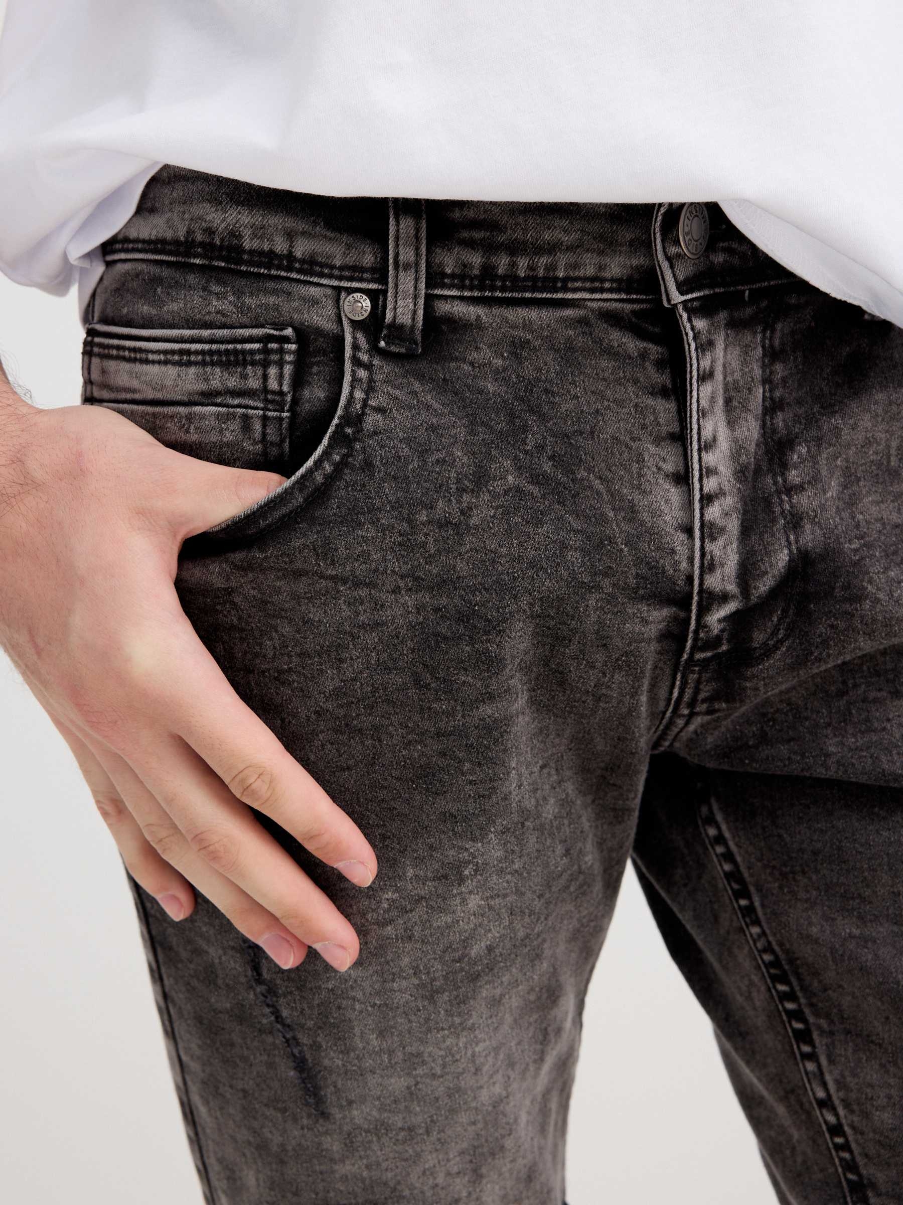 Bermuda jeans skinny com rasgos preto vista meia frontal