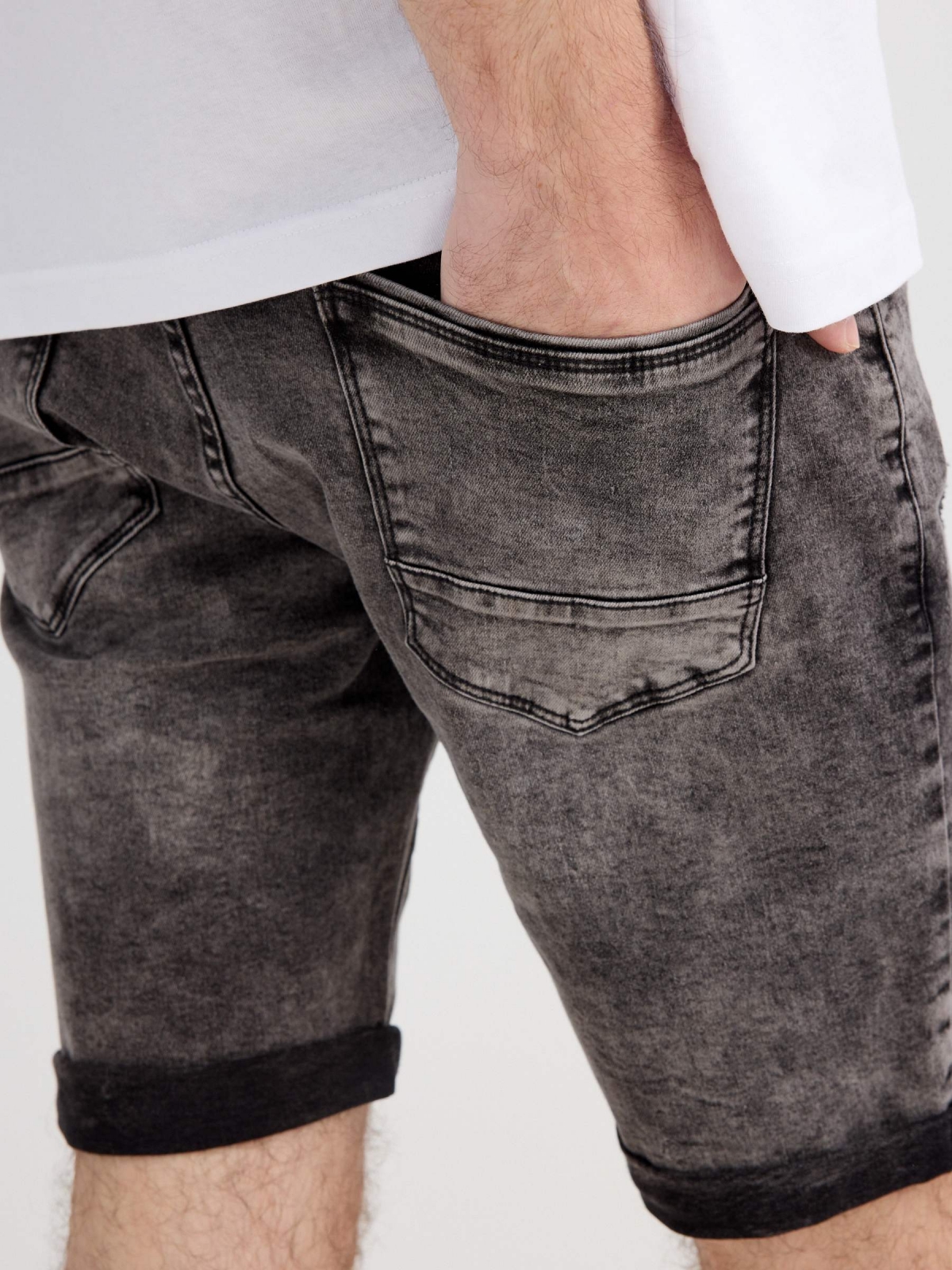 Bermuda vaquera skinny con rotos negro vista detalle