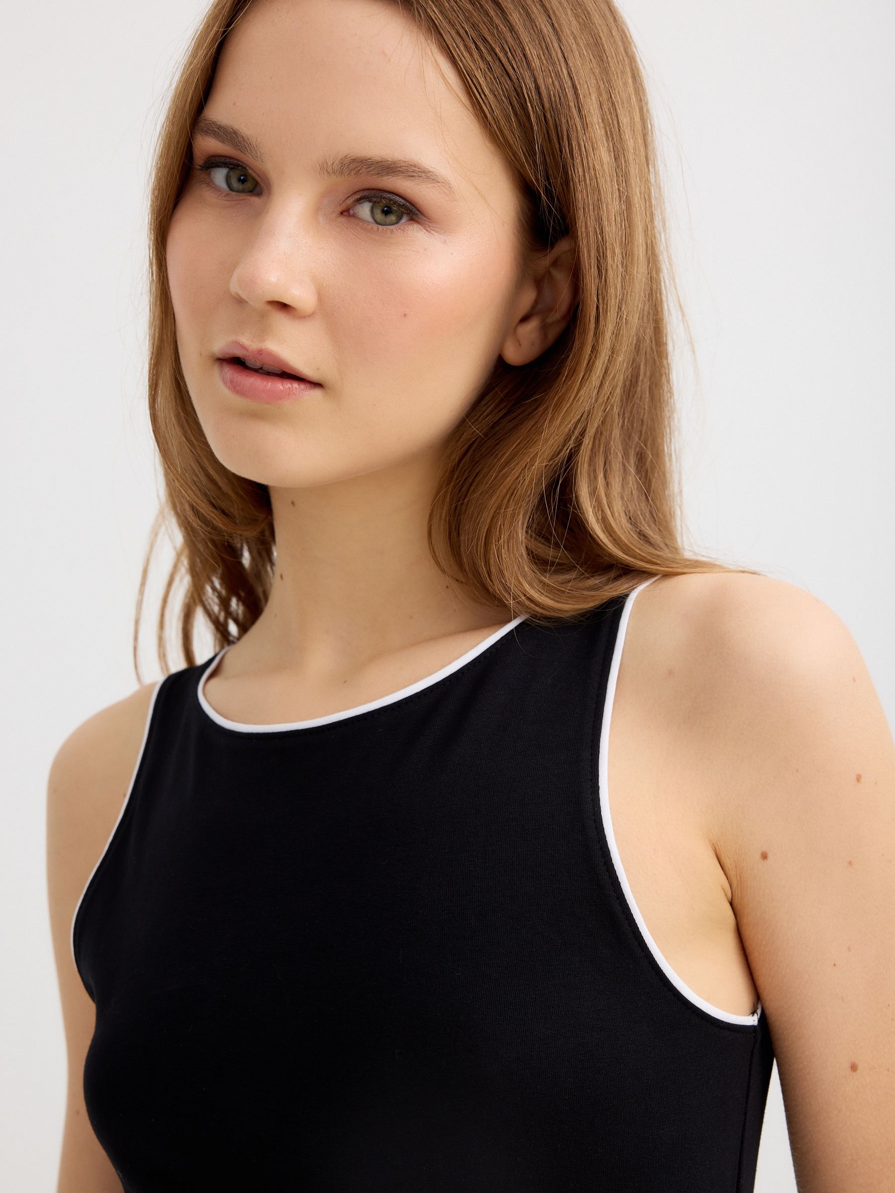 Top halter algodão contraste preto vista meia frontal